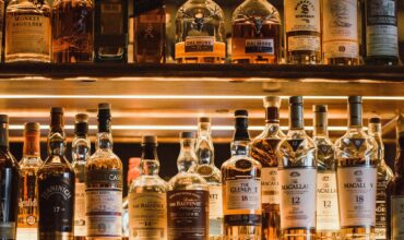Raft de bar cu mărci de whisky scotch