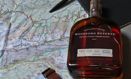 Sticlă de Woodford Reserve și pe o hartă, pentru a studia mai bine ce a fost rebeliunea whisky-ului